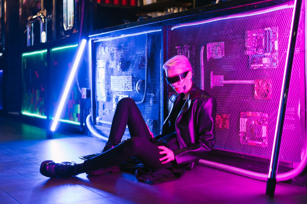 Ciudad futurista con luces de neón y ambiente distópico.