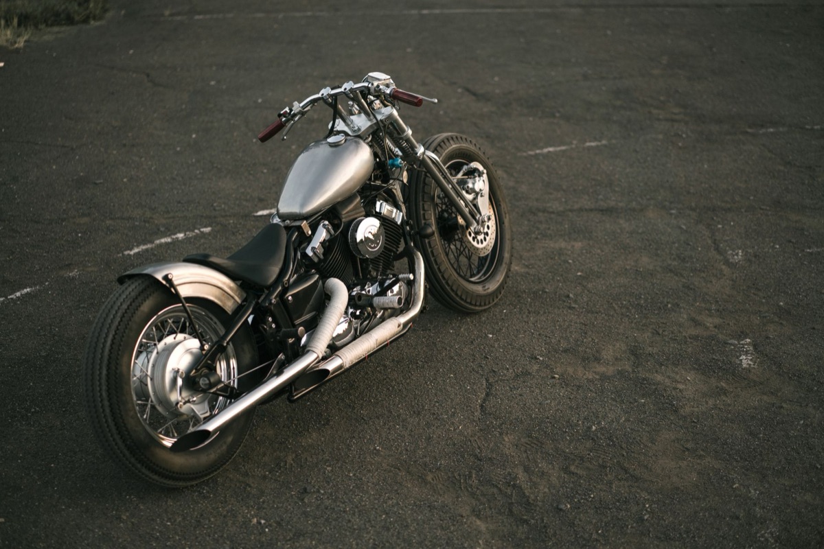 Moto futuriste de style anime rétro