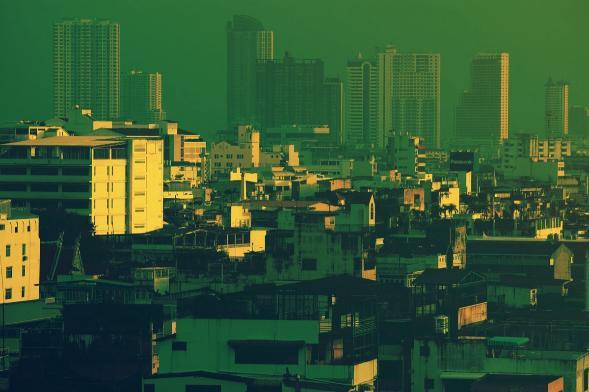 skyline cittadina in stile anime retro