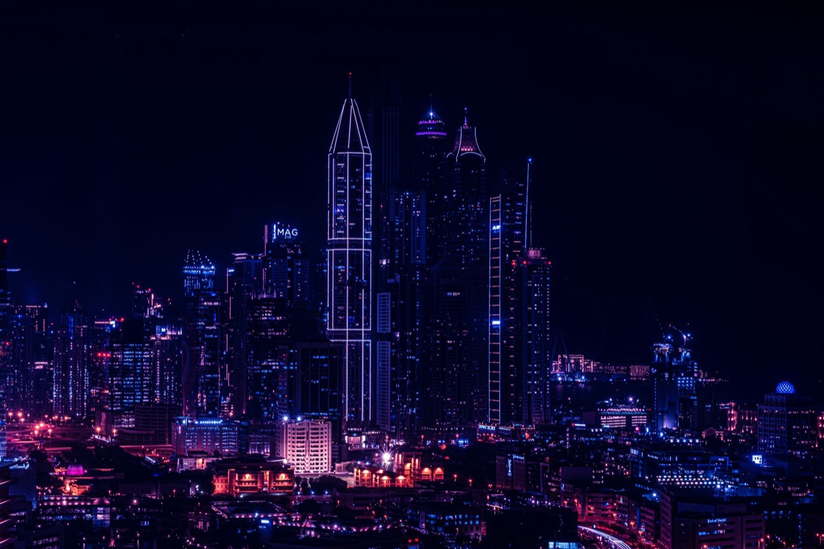 neon verlichte futuristische stad bij nacht