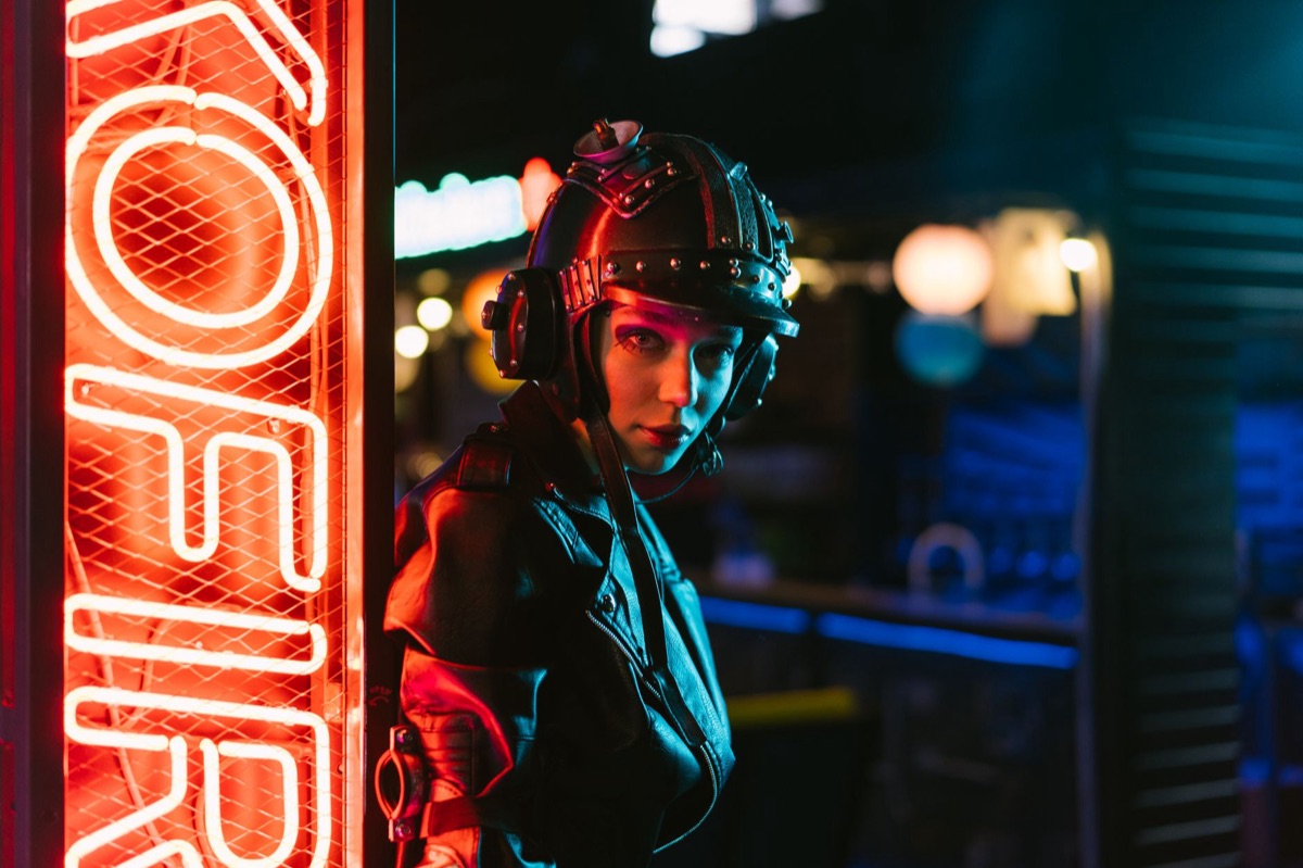Vista panorâmica de uma cidade cyberpunk iluminada por neons.