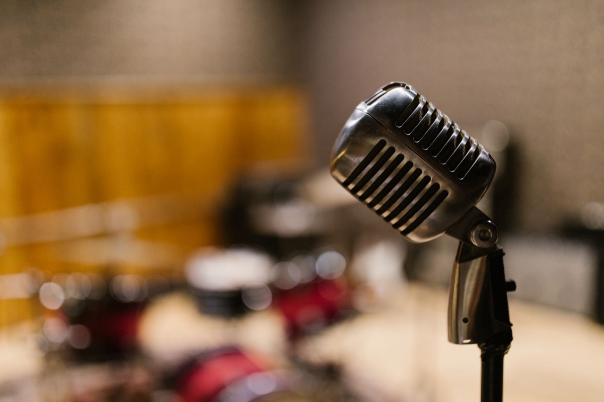 Oude microfoon op opnamestudio