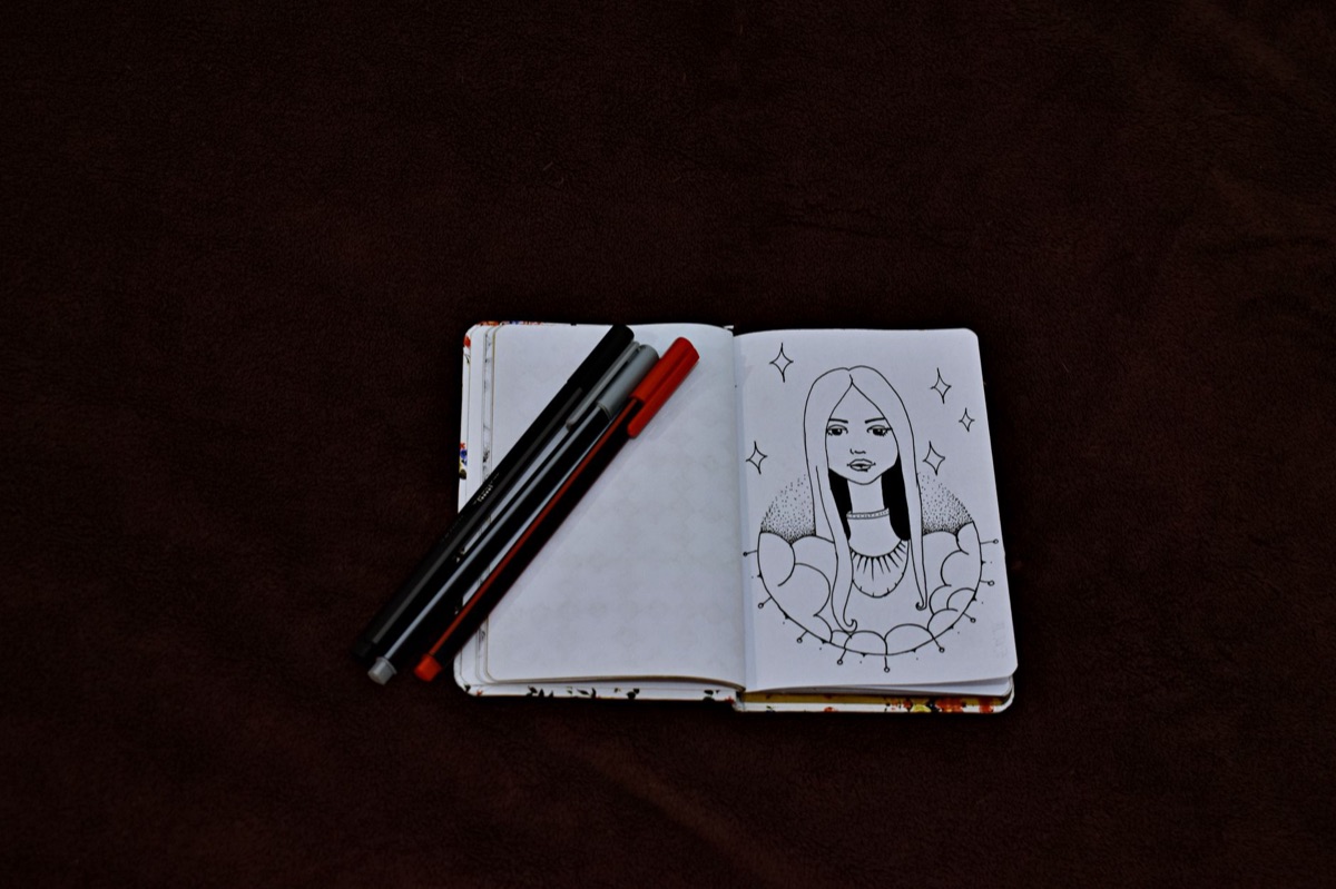 Bocetos de personajes de anime dibujados a mano que representan la era dorada de la animación.