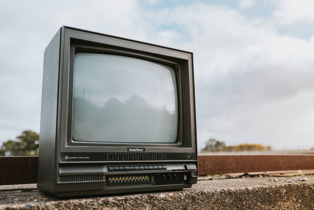 클래식한 느낌의 빈티지 TV 화면과 애니메이션 실루엣
