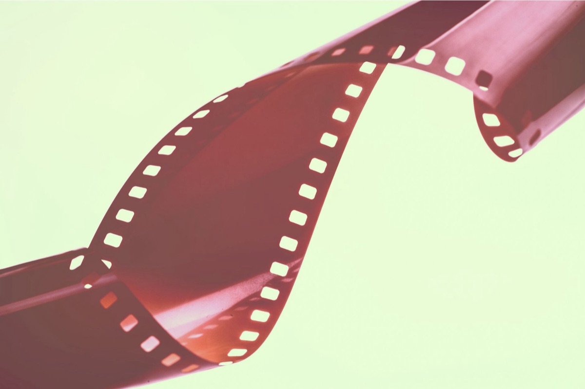 Ein alter Filmprojektor und Filmrollen aus der Ära des klassischen Animationsfilms.