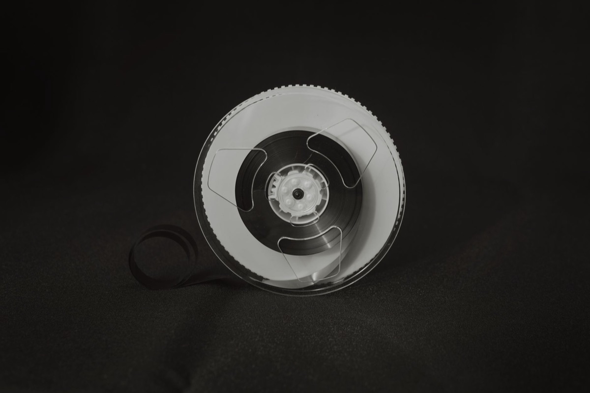 Proyector de película antigua con rollos de cine