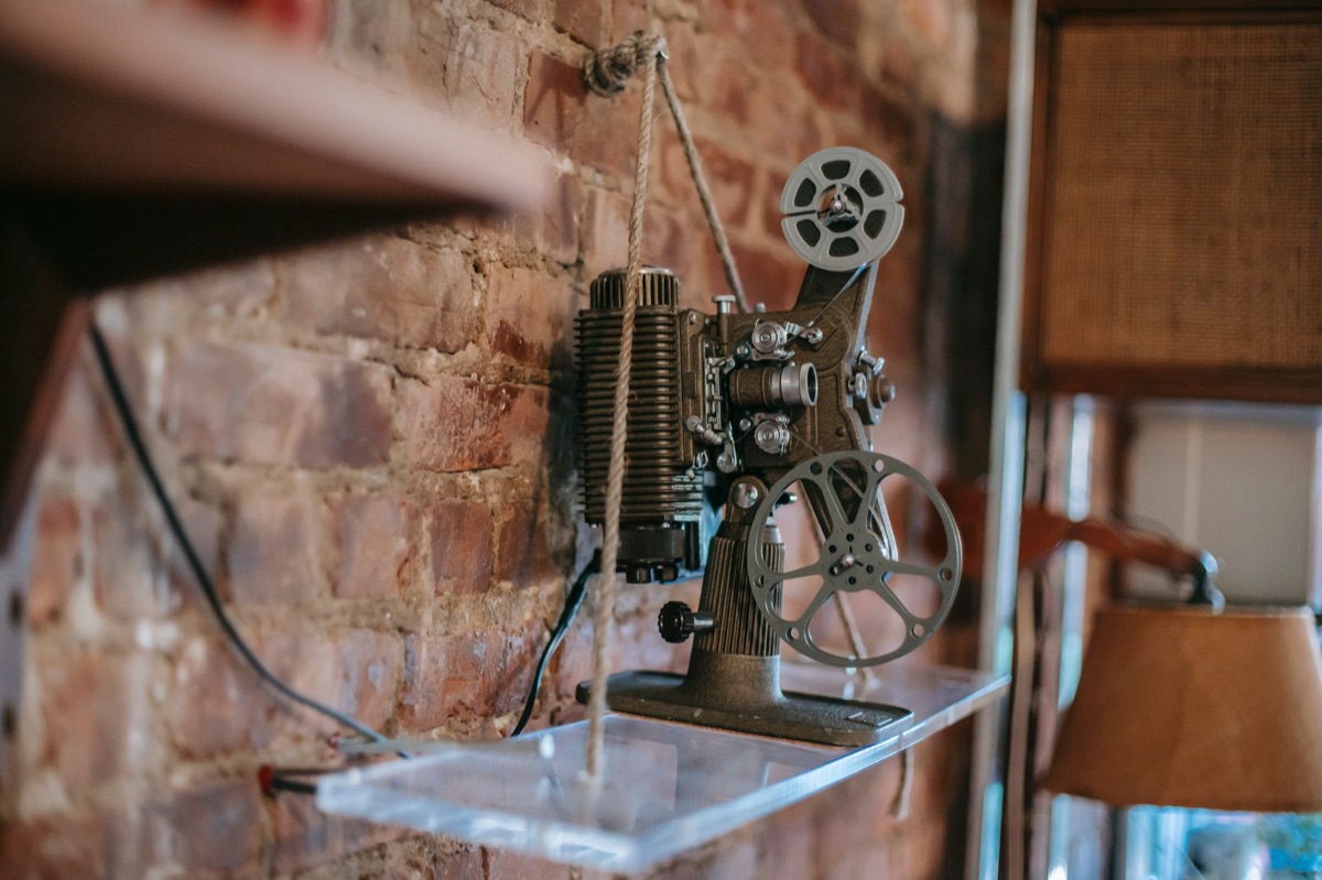 Een antieke filmprojector met celluloid filmrollen.