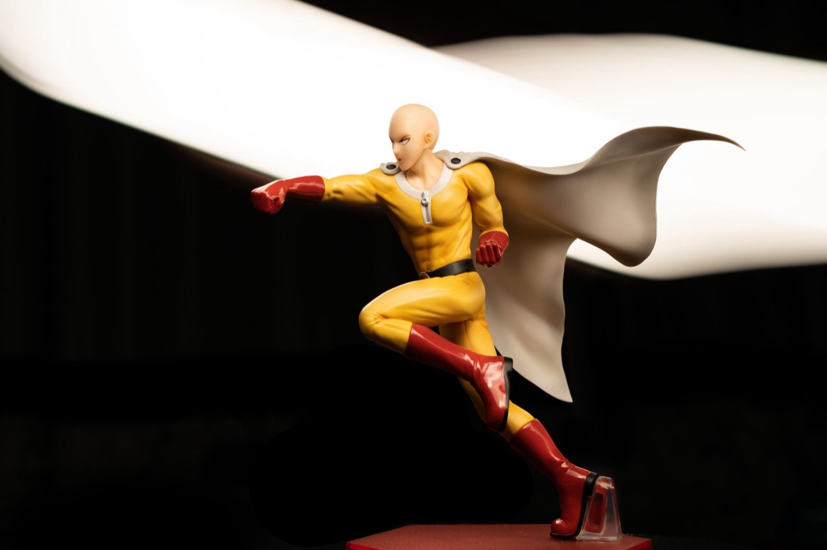 Anime-Spielfigur auf einem Regal