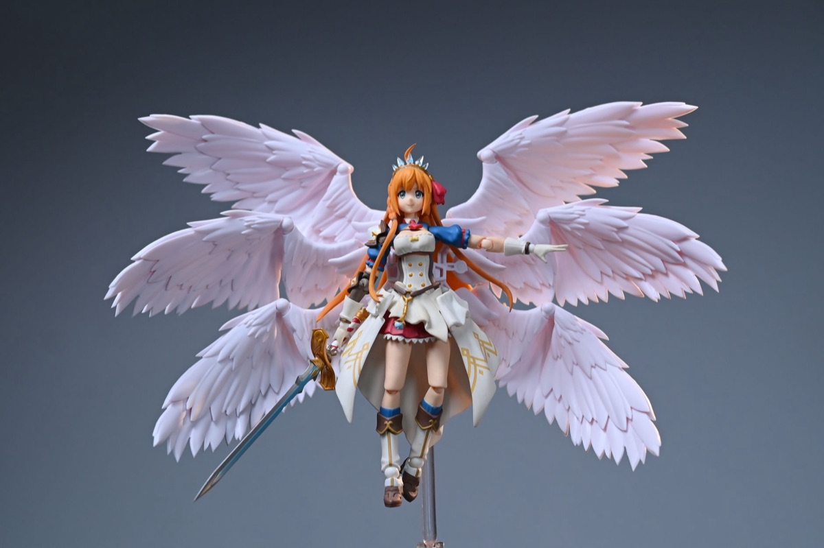 Una figura coleccionable de anime junto a un smartphone con un juego de interfaz táctil.