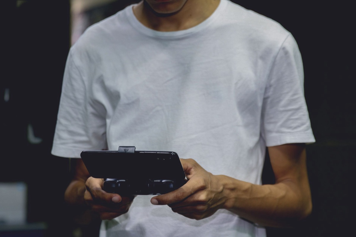 Hand die een mobiele telefoon vasthoudt voor gaming