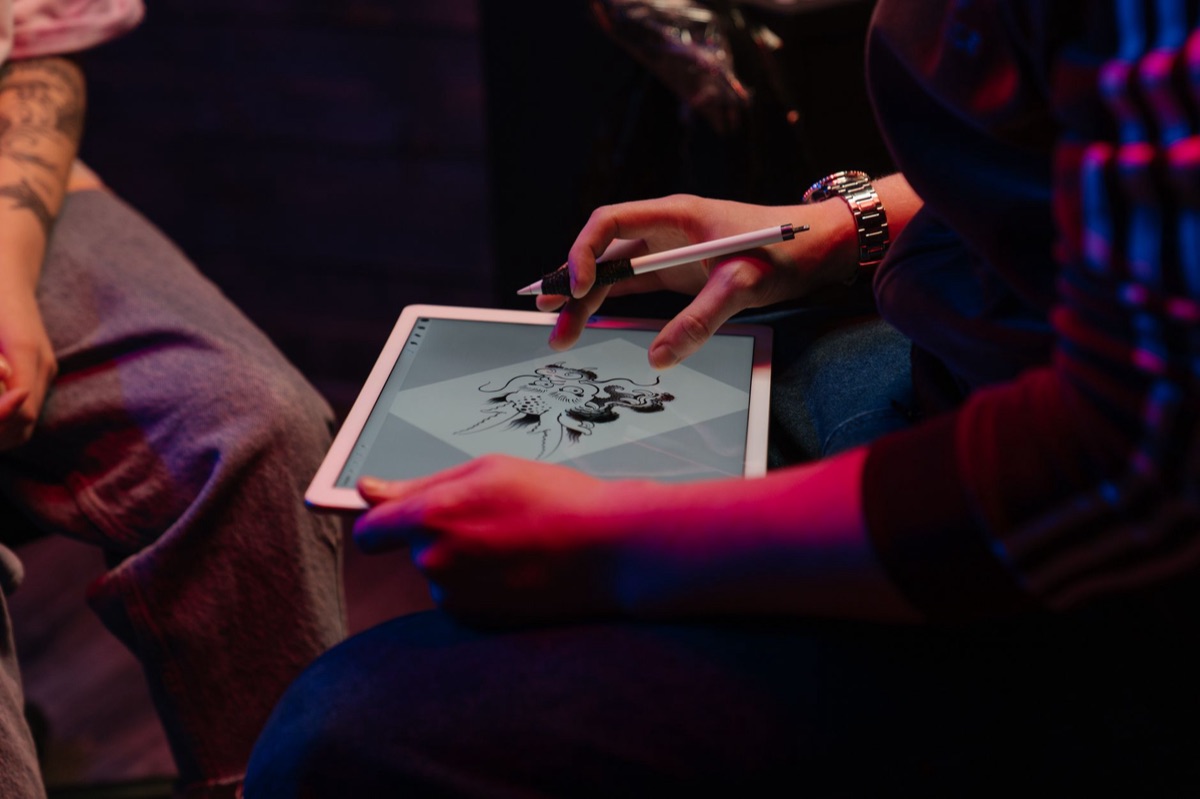 Arte conceitual de personagem de anime em um tablet digital para design de jogos.