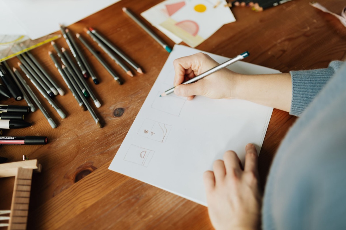 Tavolo dell'artista con strumenti