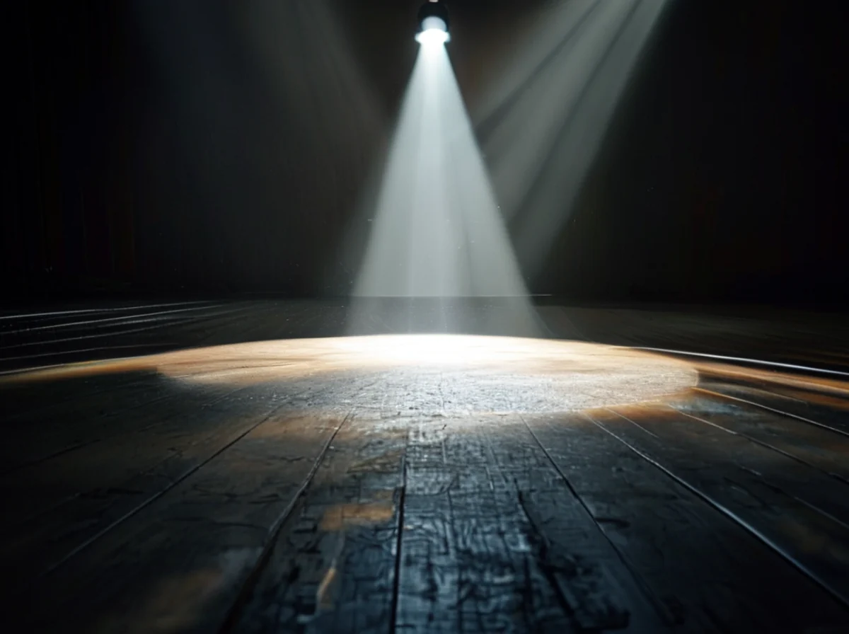 La luz de spotlight de la escena de teatro ilumina el centro de la escena.
